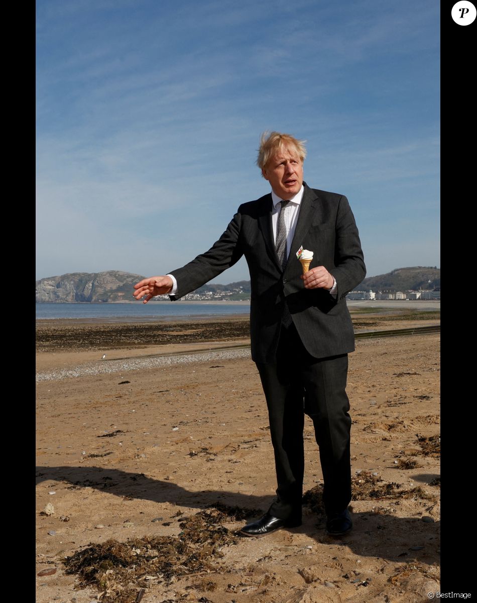 Le Premier ministre britannique Boris Johnson mange une glace lors de sa visite à Llandudno,Pays de Galles, Royaume Uni, le 26 avril 2021.