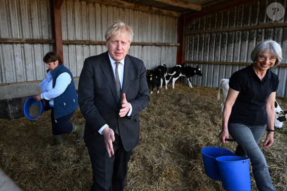 Le Premier ministre britannique Boris Johnson visite à la ferme Moreton à Clwyd, Royaume Uni, le 26 avril 2021.
