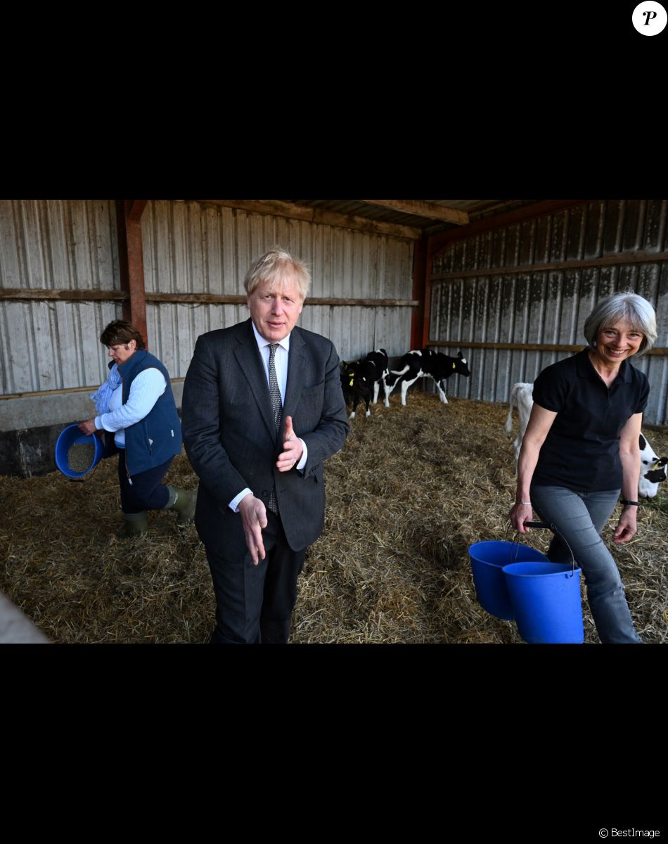 Le Premier ministre britannique Boris Johnson visite à la ferme Moreton à Clwyd, Royaume Uni, le 26 avril 2021.