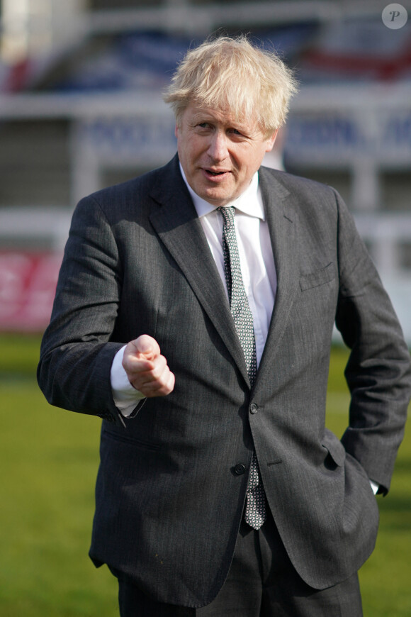 Le Premier ministre britannique Boris Johnson visite le "Hartlepool United Football Club" à Hartlepool.