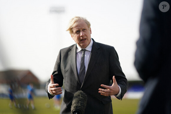 Le Premier ministre britannique Boris Johnson visite le "Hartlepool United Football Club" à Hartlepool, le 23 avril 2021.