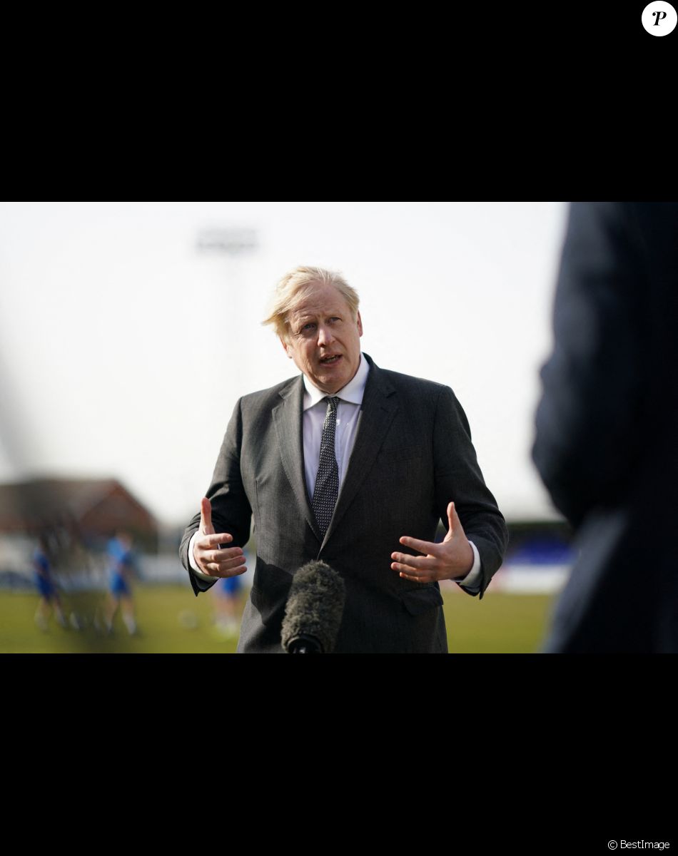 Le Premier ministre britannique Boris Johnson visite le "Hartlepool United Football Club" à Hartlepool, le 23 avril 2021.
