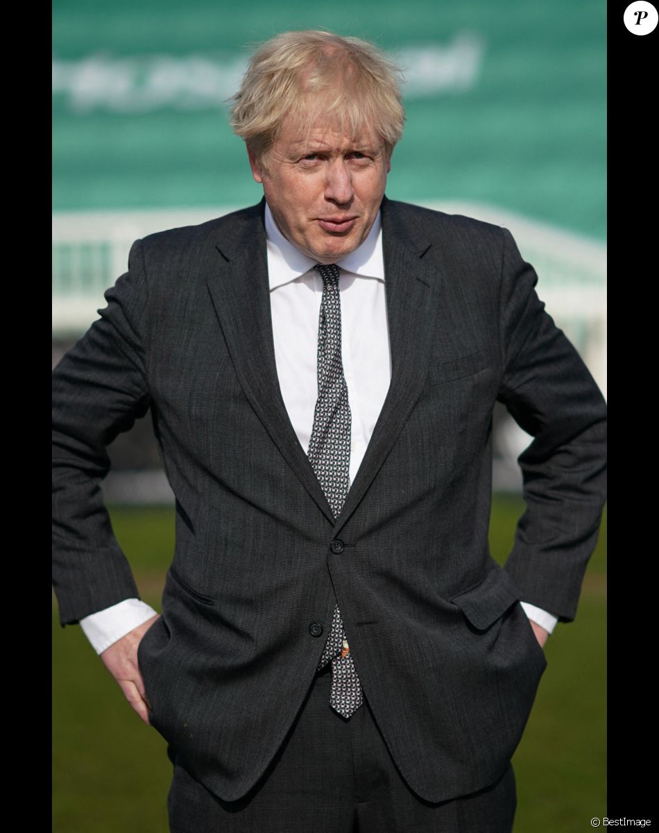 Le Premier ministre britannique Boris Johnson visite le "Hartlepool United Football Club" à Hartlepool, le 23 avril 2021.