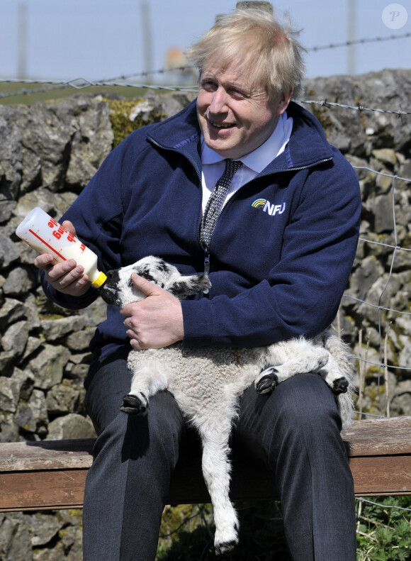 Le Premier ministre britannique Boris Johnson visite la ferme Moor à Stoney Middleton, Derbyshire, Royaume Uni, le 23 avril 2021.