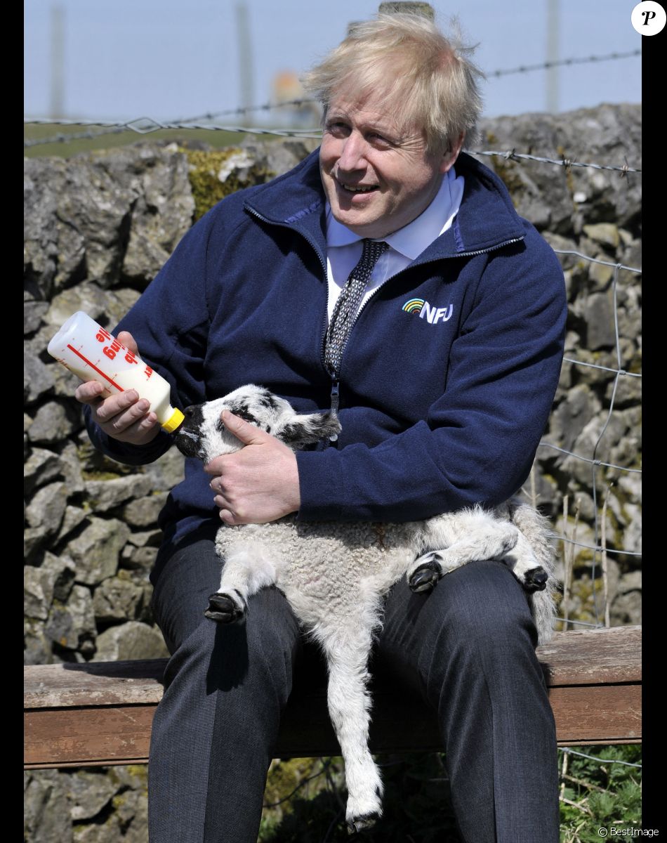 Le Premier ministre britannique Boris Johnson visite la ferme Moor à Stoney Middleton, Derbyshire, Royaume Uni, le 23 avril 2021.