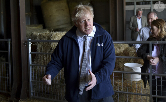 Le Premier ministre britannique Boris Johnson visite la ferme Moor à Stoney Middleton, Derbyshire, Royaume Uni, le 23 avril 2021.