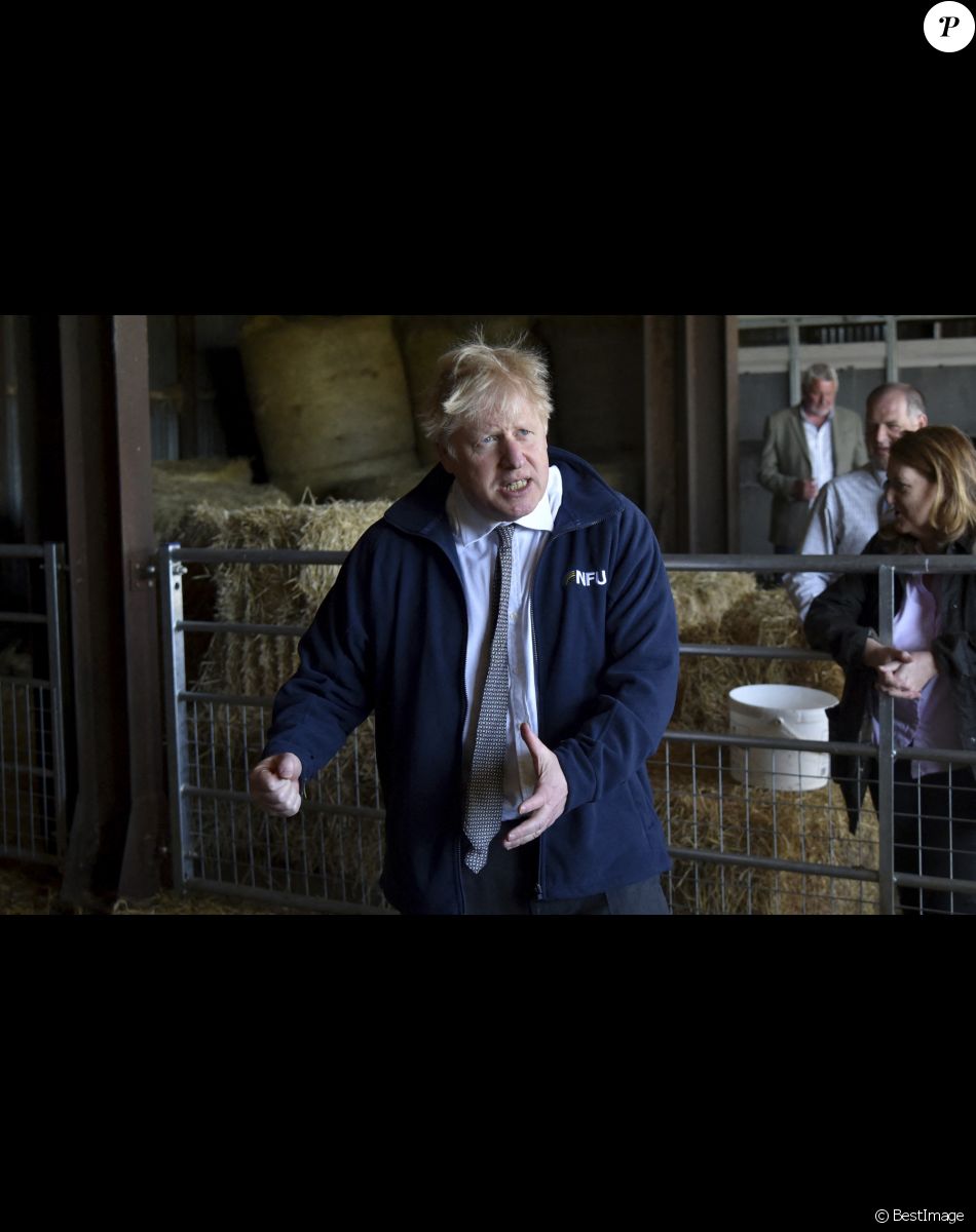 Le Premier ministre britannique Boris Johnson visite la ferme Moor à Stoney Middleton, Derbyshire, Royaume Uni, le 23 avril 2021.