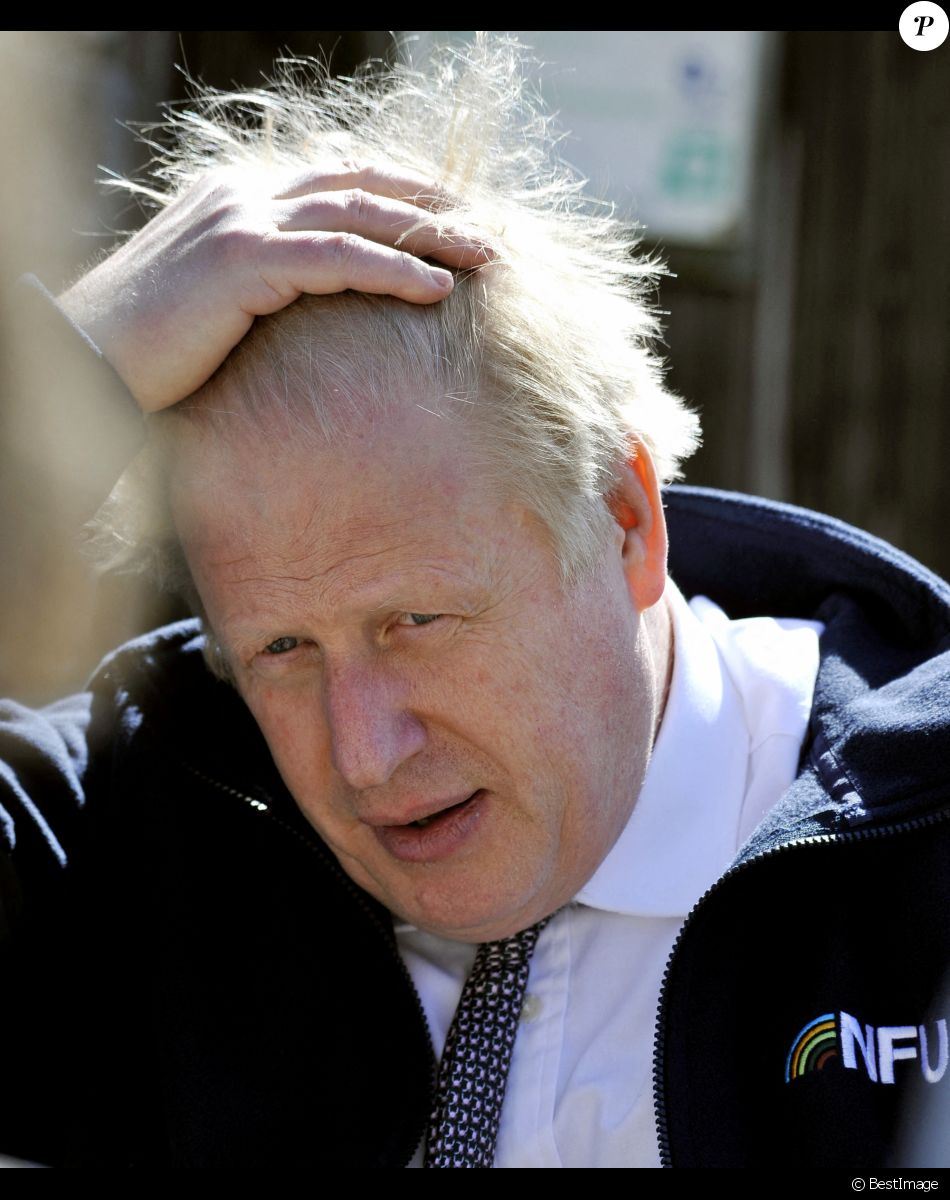 Le Premier ministre britannique Boris Johnson visite la ferme Moor à Stoney Middleton, Derbyshire, Royaume Uni.