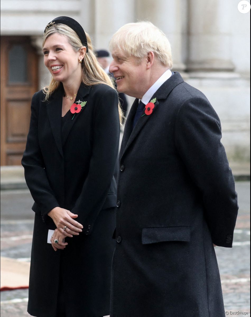 Le premier ministre Boris Johnson et sa compagne Carrie Symonds rencontrent le vétéran de l'armée Ian Aitchison, 96 ans, à l'issue de la cérémonie du souvenir au cénotaphe, à Whitehall, Londres le 8 novembre 2020.