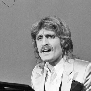 Archives - En France, à Paris, le chanteur Christophe (Daniel Bevilacqua) sur le plateau de l'émission "Les rendez-vous du dimanche". Le 10 février 1975.