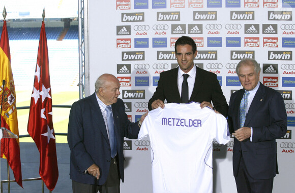 Christoph Metzelder, présenté dans son nouveau club du Real Madrid en juillet 2007.