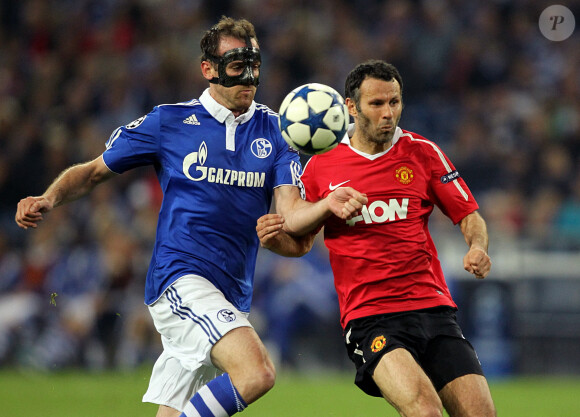 Christoph Metzelder (visage masqué et maillot bleu) lors du match Schalke 04 - Manchester United en 2011.