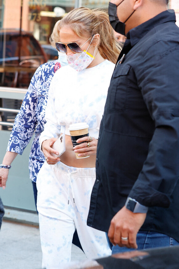 Jennifer Lopez conduit sa mère chez le médecin à Beverly Hills, le 27 avril 2021.