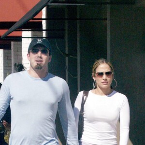Jennifer Lopez et Ben Affleck font du shopping à Hollywood. Le 13 octobre 2003.