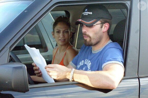 Jennifer Lopez et Ben Affleck lisent une assignation pour J. Lo à comparaître comme témoin à Savannah, en Georgie.
