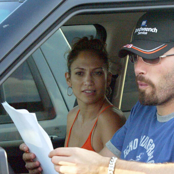 Jennifer Lopez et Ben Affleck lisent une assignation pour J. Lo à comparaître comme témoin à Savannah, en Georgie.