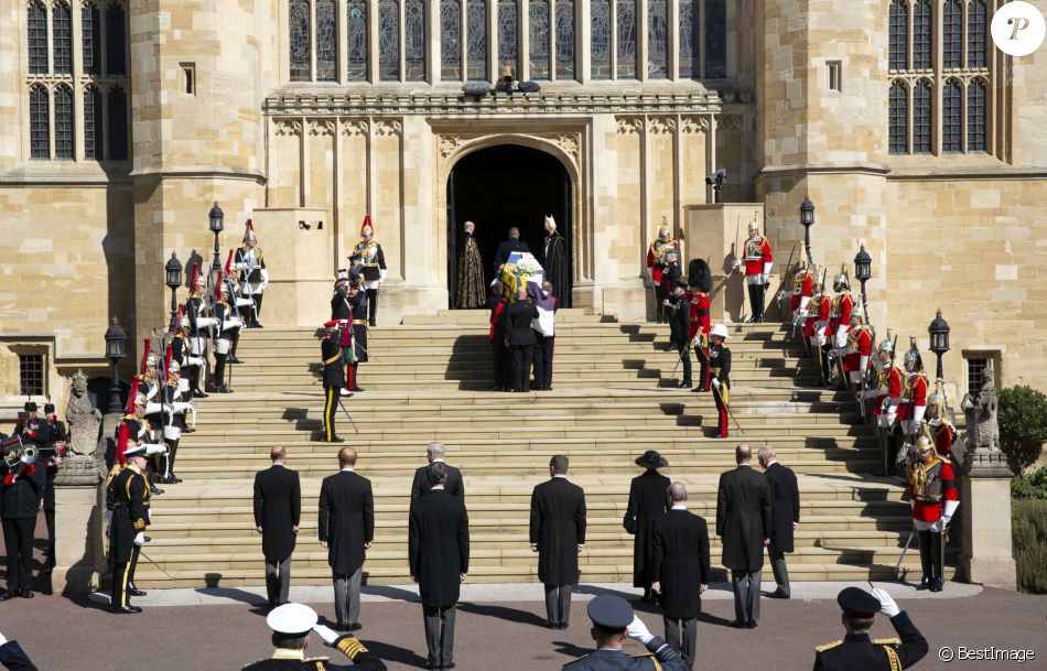 Illustration (cercueil) - Le prince Charles, prince de Galles, la princesse Anne, le prince Andrew, duc d'York, le prince Edward, comte de Wessex, le prince William, duc de Cambridge, Peter Phillips, le prince Harry, duc de Sussex, David Armstrong-Jones, comte de Snowdon, Sir Timothy Laurence - Arrivées aux funérailles du prince Philip, duc d'Edimbourg à la chapelle Saint-Georges du château de Windsor, le 17 avril 2021.