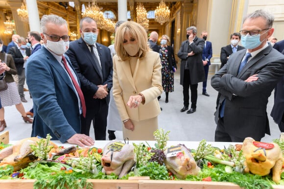 La Première dame Brigitte Macron et Guillaume Gomez, représentant personnel du président en matière de gastronomie lors de la traditionnelle cérémonie du muguet du 1er Mai au palais de l'Elysée à Paris, France, le 1er 2021. © Jacques Witt/Pool/Bestimage