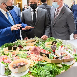 Le président de la République française Emmanuel Macron, Alain Griset, ministre délégué auprès du ministre de l'Économie, des Finances et Guillaume Gomez, représentant personnel du président en matière de gastronomie lors de la traditionnelle cérémonie du muguet du 1er Mai au palais de l'Elysée à Paris, France, le 1er 2021. © Jacques Witt/Pool/Bestimage