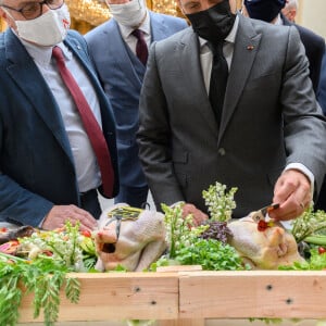 Le président de la République française Emmanuel Macron, Jean-Jacques Bridey le Président-Directeur Général du Marché International de Rungis, Stéphane Layani et Alain Griset, ministre délégué auprès du ministre de l'Économie, des Finances lors de la traditionnelle cérémonie du muguet du 1er Mai au palais de l'Elysée à Paris, France, le 1er 2021. © Jacques Witt/Pool/Bestimage