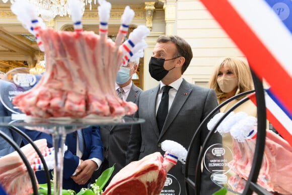 Le président de la République française Emmanuel Macron et sa femme la Première dame Brigitte Macron lors de la traditionnelle cérémonie du muguet du 1er Mai au palais de l'Elysée à Paris, France, le 1er 2021. © Jacques Witt/Pool/Bestimage