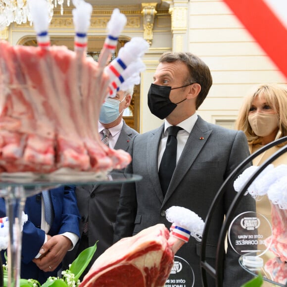 Le président de la République française Emmanuel Macron et sa femme la Première dame Brigitte Macron lors de la traditionnelle cérémonie du muguet du 1er Mai au palais de l'Elysée à Paris, France, le 1er 2021. © Jacques Witt/Pool/Bestimage