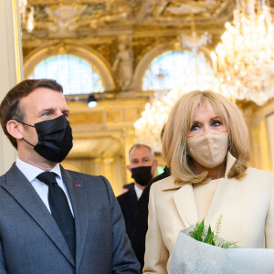 Le président de la République française Emmanuel Macron et sa femme la Première dame Brigitte Macron lors de la traditionnelle cérémonie du muguet du 1er Mai au palais de l'Elysée à Paris, France. © Jacques Witt/Pool/Bestimage