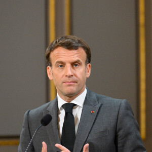 Le président de la République française Emmanuel Macron lors de la traditionnelle cérémonie du muguet du 1er Mai au palais de l'Elysée à Paris, France, le 1er 2021. © Jacques Witt/Pool/Bestimage