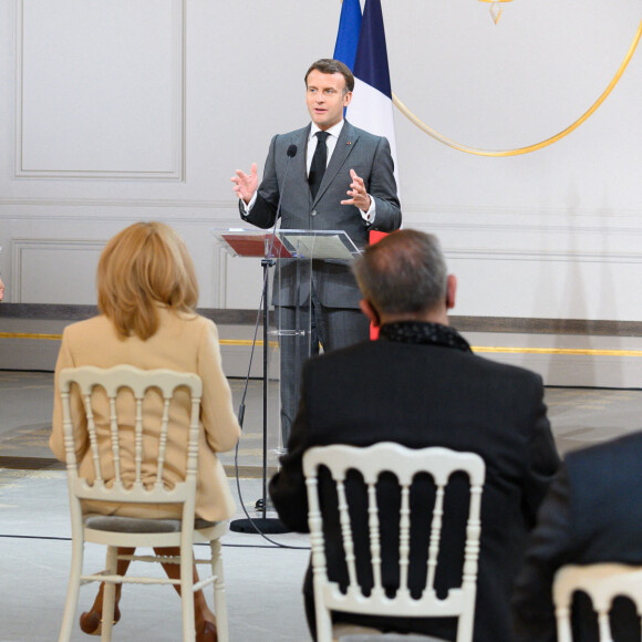 Le président de la République française Emmanuel Macron, sa femme la Première dame Brigitte Macron et le Président-Directeur Général du Marché International de Rungis, Stéphane Layani lors de la traditionnelle cérémonie du muguet du 1er Mai au palais de l'Elysée à Paris, France, le 1er 2021. © Jacques Witt/Pool/Bestimage