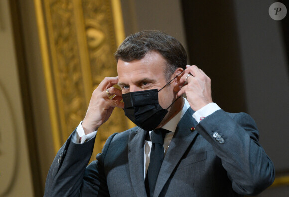 Le président de la République française Emmanuel Macron lors de la traditionnelle cérémonie du muguet du 1er Mai au palais de l'Elysée à Paris, France, le 1er 2021. © Jacques Witt/Pool/Bestimage