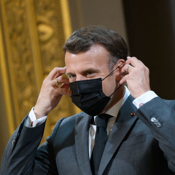 Le président de la République française Emmanuel Macron lors de la traditionnelle cérémonie du muguet du 1er Mai au palais de l'Elysée à Paris, France, le 1er 2021. © Jacques Witt/Pool/Bestimage