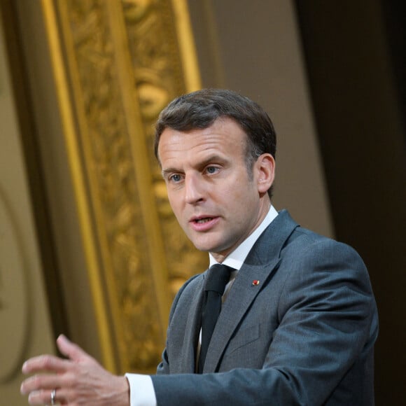 Le président de la République française Emmanuel Macron lors de la traditionnelle cérémonie du muguet du 1er Mai au palais de l'Elysée à Paris, France, le 1er 2021. © Jacques Witt/Pool/Bestimage