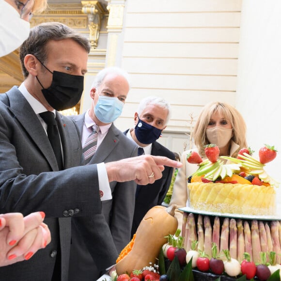 Le président de la République française Emmanuel Macron, le Président-Directeur Général du Marché International de Rungis, Stéphane Layani, Alain Griset, ministre délégué auprès du ministre de l'Économie, des Finances et la Première dame Brigitte Macron lors de la traditionnelle cérémonie du muguet du 1er Mai au palais de l'Elysée à Paris, France, le 1er 2021. © Jacques Witt/Pool/Bestimage