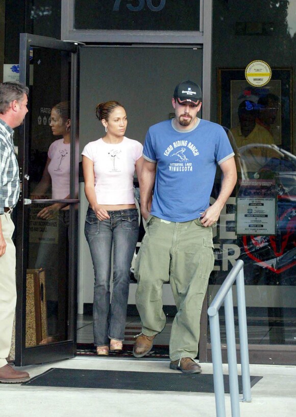 Ben Affleck et Jennifer Lopez achètent un nouveau 4X4 Savannah en 2003.