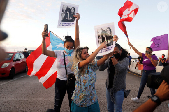Bereliz Nichole (au milieu) manifeste suite au meurtre de sa soeur Keshla Rodriguez. San Juan, le 2 mai 2021.