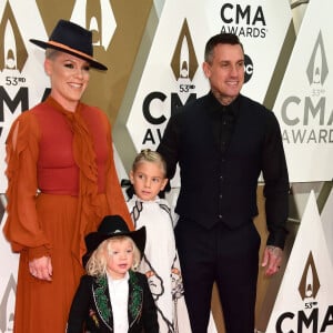 Pink, son mari Carey Hart et leurs enfants Jameson Hart et Willow Hart - 53ème édition des CMA Awards à Nashville dans le Tennessee, le 13 novembre 2019.