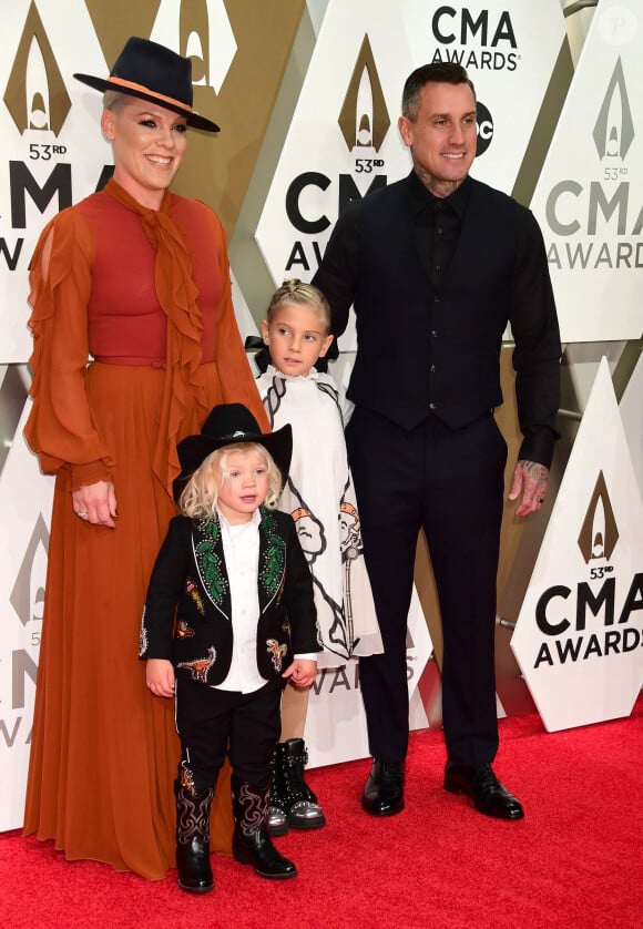 Pink, son mari Carey Hart et leurs enfants Jameson Hart et Willow Hart - 53ème édition des CMA Awards à Nashville dans le Tennessee, le 13 novembre 2019.