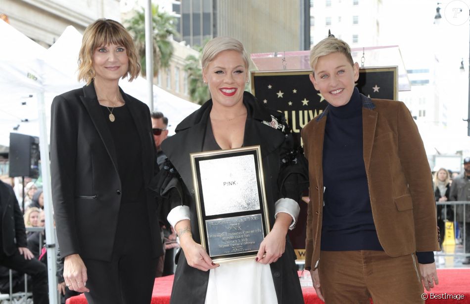 Pink entre Ellen DeGeneres et Kerri Kenney-Silver - La chanteuse Pink (Alecia Beth Moore) reçoit son étoile sur le Walk of Fame à Hollywood, Los Angeles, le 5 février 2019.