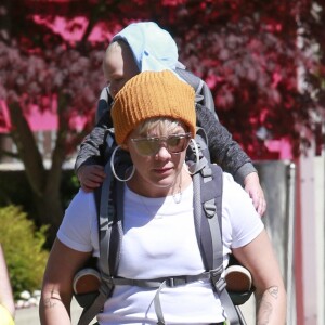 Exclusif - Pink et son mari Carey Hart emmènent leurs enfants Willow Sage et Jameson Moon visiter le "Capilano Suspension Bridge" à Vancouver le 11 mai 2018.