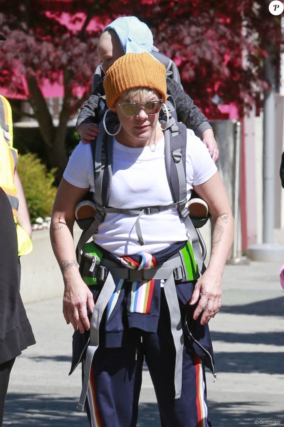 Exclusif - Pink et son mari Carey Hart emmènent leurs enfants Willow Sage et Jameson Moon visiter le "Capilano Suspension Bridge" à Vancouver le 11 mai 2018.