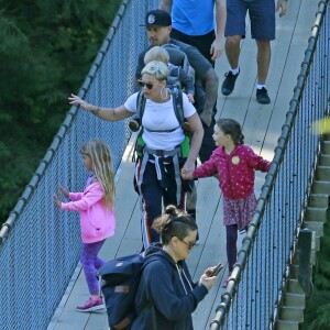 Exclusif - Pink et son mari Carey Hart emmènent leurs enfants Willow Sage et Jameson Moon visiter le "Capilano Suspension Bridge" à Vancouver le 11 mai 2018.