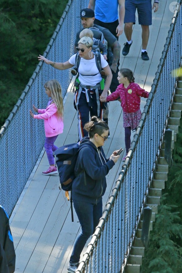 Exclusif - Pink et son mari Carey Hart emmènent leurs enfants Willow Sage et Jameson Moon visiter le "Capilano Suspension Bridge" à Vancouver le 11 mai 2018.