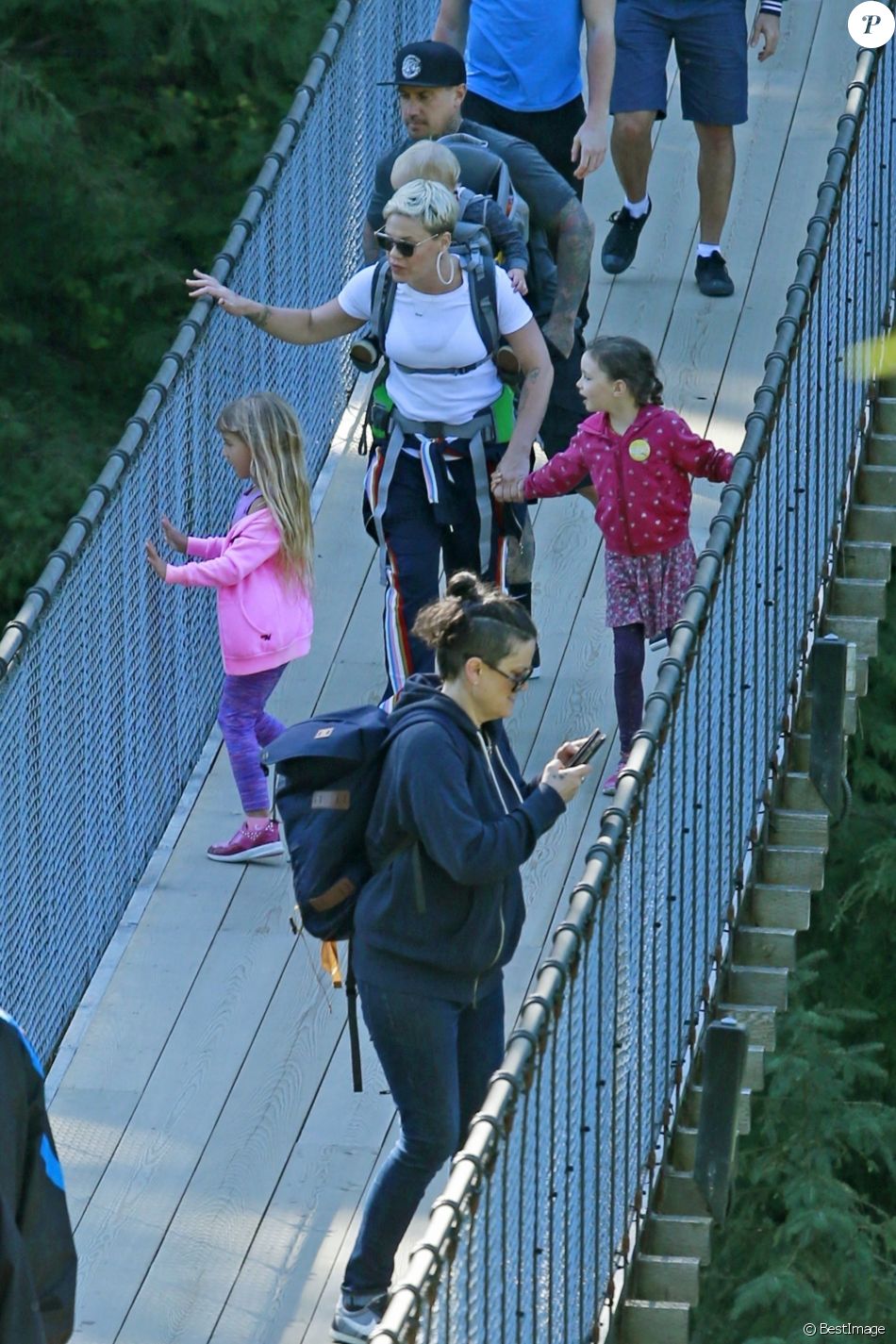 Exclusif - Pink et son mari Carey Hart emmènent leurs enfants Willow Sage et Jameson Moon visiter le "Capilano Suspension Bridge" à Vancouver le 11 mai 2018.