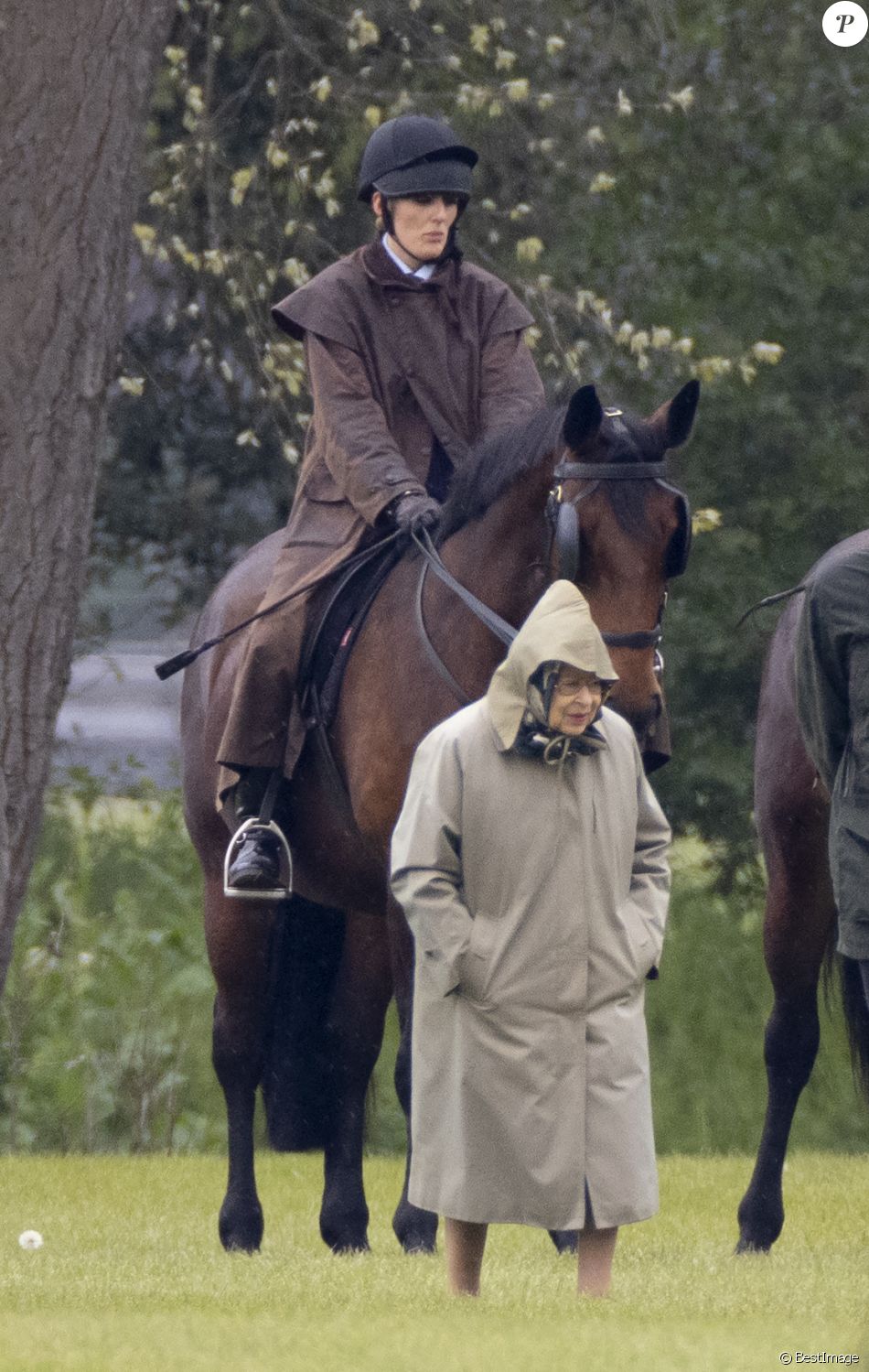 La reine Elisabeth II d'Angleterre est venue en voiture voir les chevaux de l'attelage du prince Philip à Windsor, Royaume Uni, le 30 avril 2021.