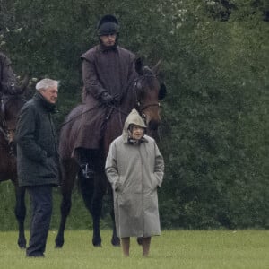 La reine Elisabeth II d'Angleterre est venue en voiture voir les chevaux de l'attelage du prince Philip à Windsor, Royaume Uni, le 30 avril 2021.