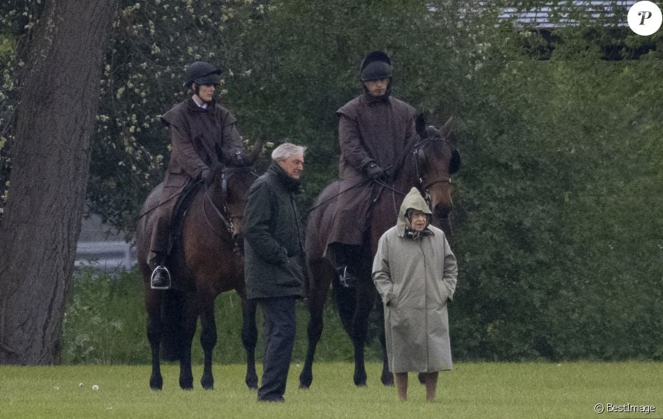 La reine Elisabeth II d'Angleterre est venue en voiture voir les chevaux de l'attelage du prince Philip à Windsor, Royaume Uni, le 30 avril 2021.