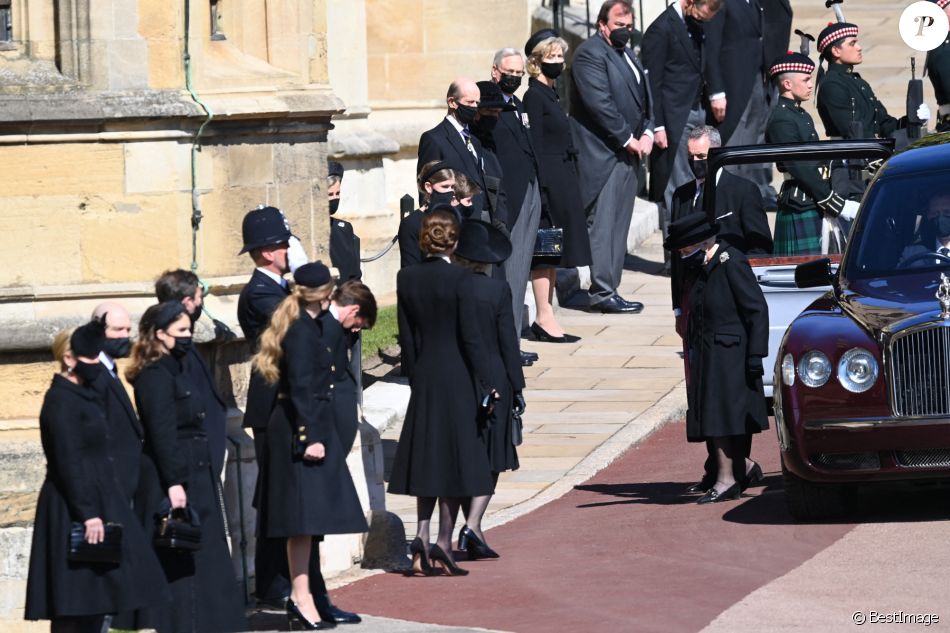 La reine Elisabeth II d'Angleterre, Catherine Kate Middleton, la duchesse de Cambridge, Zara Phillips (Tindall) et Mike Tindall, la princesse Eugenie d'York et son mari Jack Brooksbank, la princesse Beatrice d'York et son mari Edoardo Mapelli Mozzi - Arrivées aux funérailles du prince Philip, duc d'Edimbourg à la chapelle Saint-Georges du château de Windsor, Royaume Uni, le 17 avril 2021.