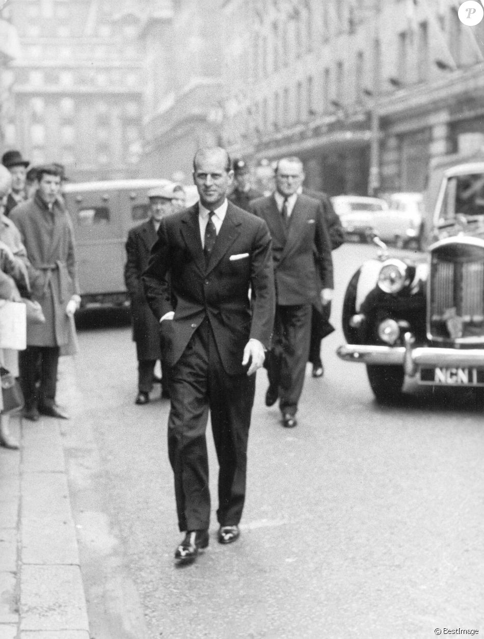 Le prince Philip, duc d'Edimbourg arrive à un déjeuner en mai 1960.