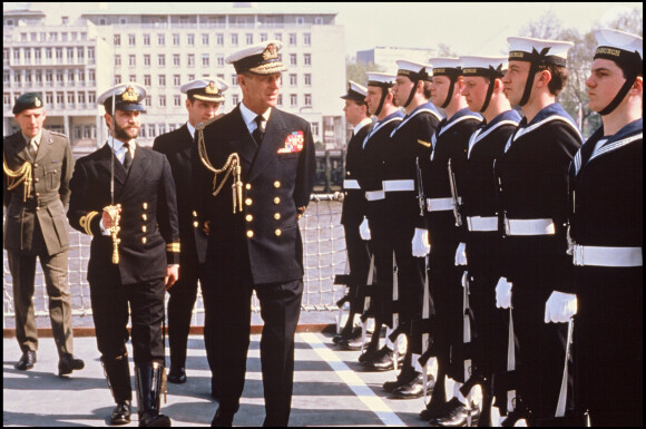 Le prince Philip rend visite à la Royal Navy en 1987.