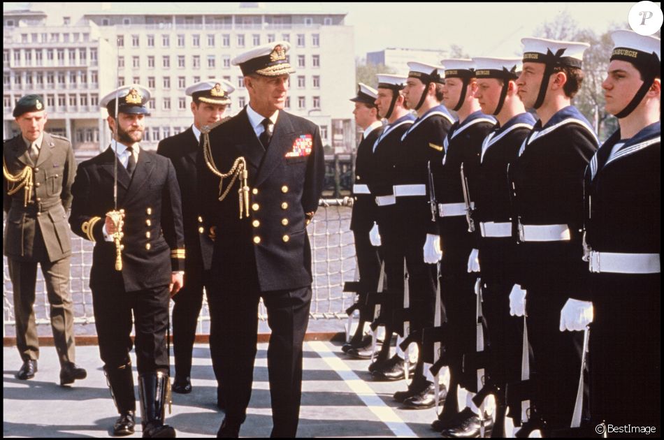 Le prince Philip rend visite à la Royal Navy en 1987.